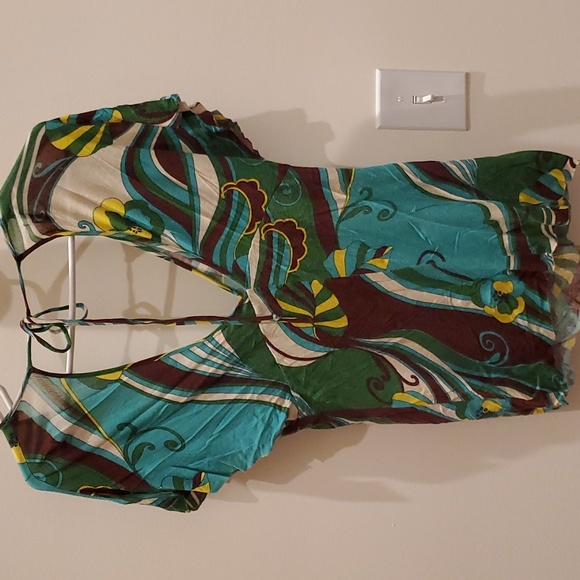 Bright patterned top with open back and adjustable tie - Picture 4 of 4